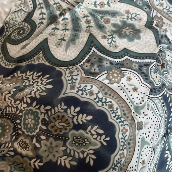 Pottery barn queen size duvet cover and two standard pillow cases - Picture 2 of 2